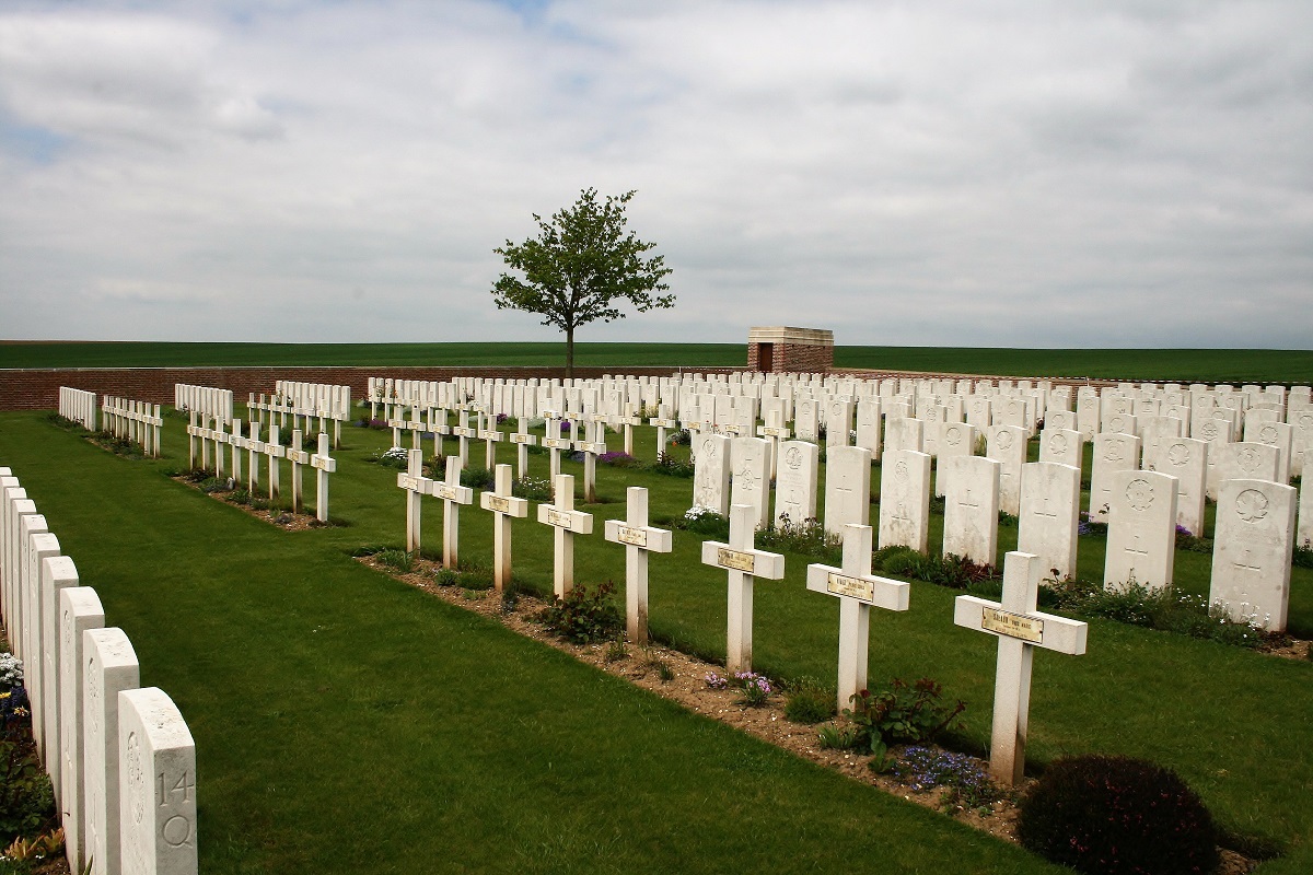 Cimetière britannique Ovillers-la-Boisselle, tombes de soldats bretons.JPG