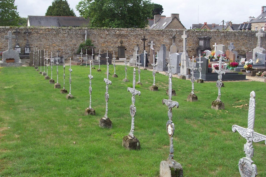 CARRÉ MILITAIRE CIMETIÈRE DE LA TRINITÉ.jpg