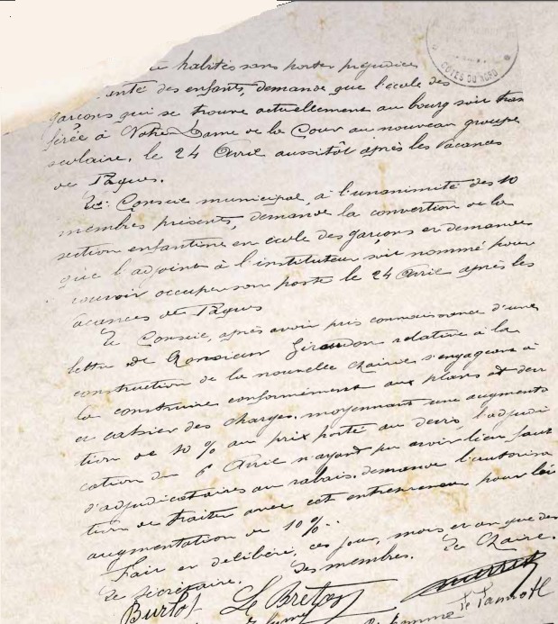 Compte-rendu du conseil municipal de 1911 officialisant la construction de la nouvelle mairie et le transfert de l'école de garçons du bourg, dans le nouveau complexe scolaire de Notre-Dame-de-la-Cour. Signature du maire François-Marie QUERRET