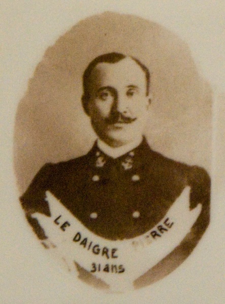 Fichier:Brehat-eglise-le-daigre-pierre.jpg