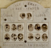 Eglise de Bréhat, photos de soldats morts pour la France