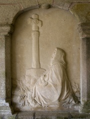 Eglise de Bréhat, une veuve ou une mère au pied d'une croix